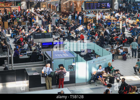 Londres, Royaume-Uni. 22 avr, 2019. passagers en attente dans la salle d'embarquement sur une longue Easter bank holiday lundi comme l'aéroport de Heathrow annonce une augmentation du nombre de passagers pour le 29e mois d'affilée, 6,5 millions de passagers ont transité par l'aéroport le plus fréquenté du Royaume-Uni en mars, une moyenne de 210 000 par jour. L'augmentation a été de 0,5  % par rapport au même mois en 2018, soit 1 000 passagers par jour. Credit : amer ghazzal/Alamy Live News Banque D'Images