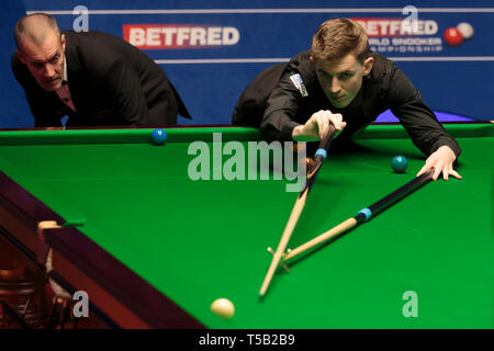 Sheffield. 22 avr, 2019. L'Angleterre James Cahill fait concurrence au cours du premier tour de l'Angleterre avec Ronnie O'Sullivan au World Snooker Championship 2019 à Sheffield, Angleterre le 22 avril 2019. Crédit : Jon Super/Xinhua/Alamy Live News Banque D'Images