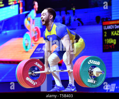 Ningbo, province de Zhejiang en Chine. Apr 23, 2019. Denis Ulanov du Kazakhstan est en concurrence au cours de l'haltérophilie 81kg au championnat d'Haltérophilie d'Asie de l'est de Ningbo, province de Zhejiang, Chine, le 23 avril 2019. Il Crédit : Summer Palace/Xinhua/Alamy Live News Banque D'Images