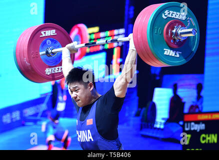 Ningbo, province de Zhejiang en Chine. Apr 23, 2019. Li Dayin de la concurrence de la Chine au cours de l'haltérophilie 81kg au championnat d'Haltérophilie d'Asie de l'est de Ningbo, province de Zhejiang, Chine, le 23 avril 2019. Il Crédit : Summer Palace/Xinhua/Alamy Live News Banque D'Images