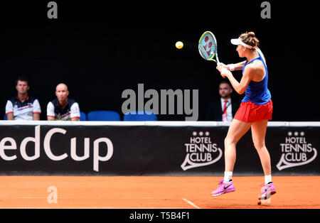 Prostejov, République tchèque. Apr 21, 2019. Le joueur de tennis tchèque Marketa Vondrousova joue contre le Canada's Rebecca Marino en play-off des célibataires dans la Fed Cup match entre la République tchèque et le Canada, à Prostejov, en République tchèque, le 21 avril 2019. Credit : Lubos Pavlicek/CTK Photo/Alamy Live News Banque D'Images