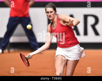 Prostejov, République tchèque. Apr 21, 2019. Le joueur de tennis du Canada Rebecca Marino joue contre République tchèque Marketa Vondrousova en play-off des célibataires dans la Fed Cup match entre la République tchèque et le Canada, à Prostejov, en République tchèque, le 21 avril 2019. Credit : Lubos Pavlicek/CTK Photo/Alamy Live News Banque D'Images