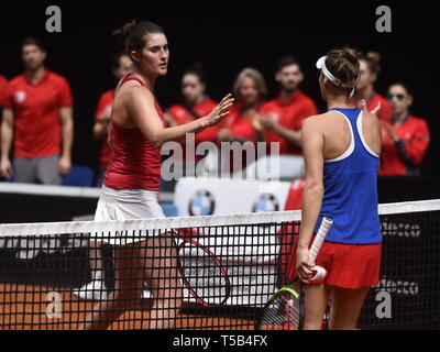 Prostejov, République tchèque. Apr 21, 2019. Le joueur de tennis tchèque Marketa, Vondrousova, droit du Canada accueille Rebecca Marino, comme elle a gagné la finale des play-off des célibataires dans la Fed Cup match entre la République tchèque et le Canada, à Prostejov, en République tchèque, le 21 avril 2019. Credit : Lubos Pavlicek/CTK Photo/Alamy Live News Banque D'Images