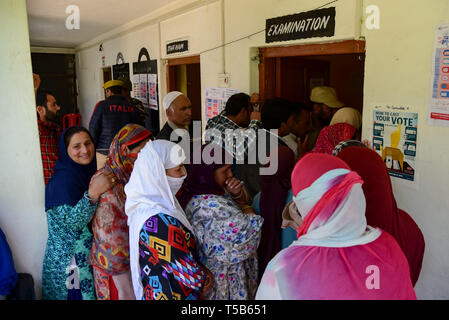 D'Anantnag, Jammu-et-Cachemire, en Inde. Apr 23, 2019. Les électeurs du cachemire vu debout dans une file d'attente pour voter à l'extérieur d'un bureau de scrutin dans le Cachemire, au sud d'Anantang.Sur la troisième phase de l'Inde de se présenter aux élections parlementaires, les Indiens sont allés aux urnes au milieu fermeture complète et internet gag. Credit : Idrees Abbas/SOPA Images/ZUMA/Alamy Fil Live News Banque D'Images