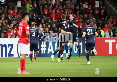 (190423) -- MELBOURNE, 23 avril 2019 (Xinhua) -- Les joueurs de Melbourne Victory célébrer marquant au cours de la Ligue des Champions de l'AFC 2019 GROUPE F match entre Guangzhou Evergrande et Melbourne Victory FC au stade rectangulaire de Melbourne à Melbourne, Australie, le 23 avril 2019. (Xinhua/Bai Xuefei) Banque D'Images