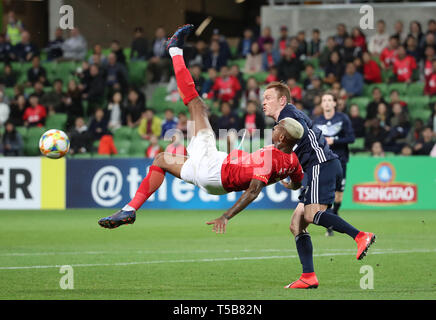 (190423) -- MELBOURNE, 23 avril 2019 (Xinhua) -- A.Taliska (L) de Guangzhou Evergrande FC fait concurrence au cours de l'AFC 2019 Champions League Groupe F match entre Guangzhou Evergrande et Melbourne Victory FC au stade rectangulaire de Melbourne à Melbourne, Australie, le 23 avril 2019. (Xinhua/Bai Xuefei) Banque D'Images