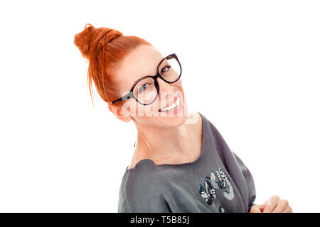 Closeup portrait of qu'une belle femme dans la trentaine portant chemisier gris occasionnels à happy smiling at camera vous posant debout sur du blanc pur b Banque D'Images