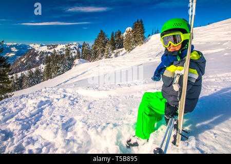 Prêt pour le ski enfant célèbre station de ski dans les Alpes. Banque D'Images