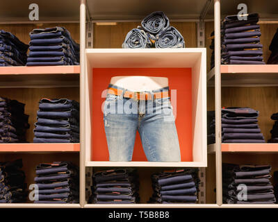 Shop Jeans scène. De nombreux jeans sur les étagères et une sur le mannequin Banque D'Images