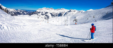 Beau paysage d'hiver avec les Alpes suisses. Ski skieurs dans Engelgerg fameux Titlis - Station de ski, la Suisse, l'Europe. Banque D'Images