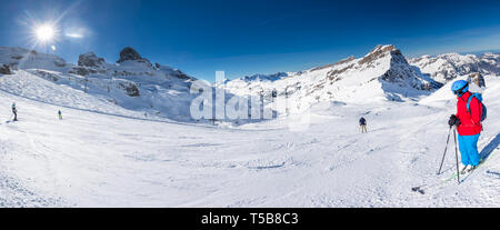 Beau paysage d'hiver avec les Alpes suisses. Ski skieurs dans Engelgerg fameux Titlis - Station de ski, la Suisse, l'Europe. Banque D'Images