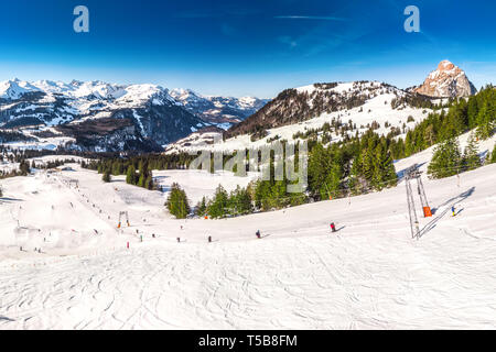 Beau paysage d'hiver. Les gens du ski dans la station de ski de Mythenregion, Ibergeregg, Suisse, Europe. Banque D'Images