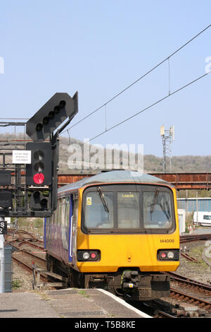 Deux catégorie auto 144 diesel stimulateur dans le Nord de trains de voyageurs quittant la gare de Carnforth livrée le 22 avril 2019. Banque D'Images