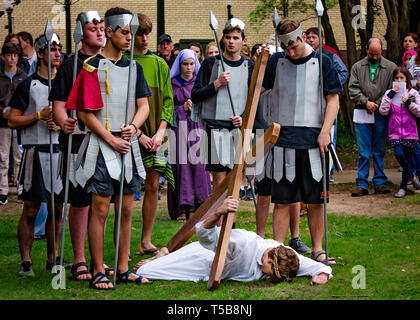 Les membres du groupe de jeunes de Saint Dominique adopter de nouveau le Chemin de Croix du Vendredi saint au cours d'une procession, le 19 avril 2019, à Mobile, Alabama. Banque D'Images