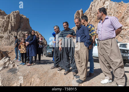 Regarder les gens passeurs transportant des marchandises en provenance de l'Iraq en haut d'un col de montagne, province de Kermanshah, Iran Banque D'Images