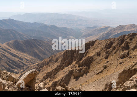 Vue sur la vallée jusqu'à Byara, Iraq, où les marchandises de contrebande sont mises en Ian, province de Kermanshah, Iran Banque D'Images