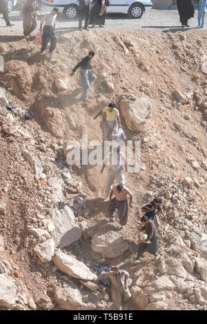 Les messagers à pied jusqu'à Byara, l'Iraq, afin de transporter des marchandises de contrebande en Iran, province de Kermanshah, Iran Banque D'Images