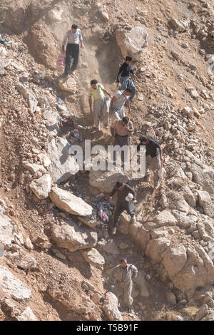 Les messagers à pied jusqu'à Byara, l'Iraq, afin de transporter des marchandises de contrebande en Iran, province de Kermanshah, Iran Banque D'Images