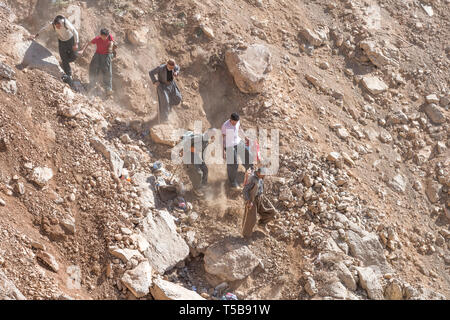 Les messagers à pied jusqu'à Byara, l'Iraq, afin de transporter des marchandises de contrebande en Iran, province de Kermanshah, Iran Banque D'Images