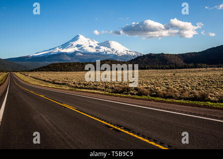 Le mont Shasta, comme vu de l'extrême nord de la Californie à la recherche au sud le long de la route. S'est arrêté sur l'autoroute à la recherche Retour à la pic volcanique cove Banque D'Images