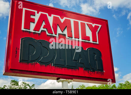 Une famille signe dollar est marqué de peinture noire après la fermeture du magasin, le 19 avril 2019, à Bayou La Batre, Alabama. Banque D'Images