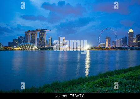 Singapore city skyline de Marina Barrage dans la ville de Singapour. Banque D'Images