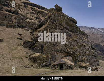 Petite maison en face de l'entrée de la grande grotte Rutshellir en Islande Banque D'Images