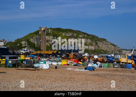 East Hill lift et bateaux de pêche sur la plage à Hastings, East Sussex, UK Banque D'Images