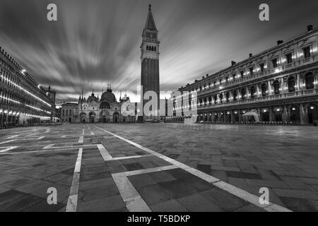 Venise, Italie. Cityscape image de la place Saint Marc à Venise, Italie pendant le lever du soleil. Banque D'Images