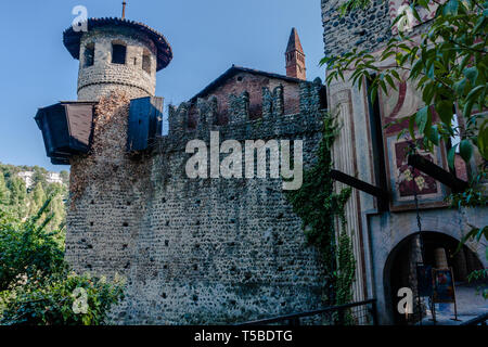 Borgo Medievale, un 19e siècle reproduction d'un village médiéval aux maisons, ateliers, Castle & Gardens à Turin Banque D'Images