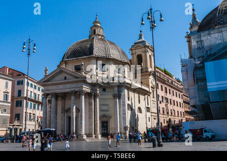 Eglise de Saint Mary 'à Montesanto' dans la Piazza del Popolo, Rome Banque D'Images