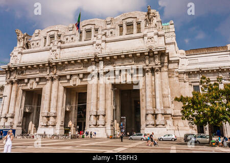 L'entrée principale de la gare de Milano Centrale Banque D'Images