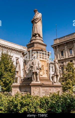 Monument à Leonardo da Vinci avec quatre disciples dans la Piazza della Scala, Milan Banque D'Images