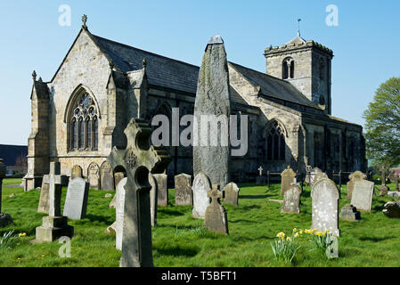 Le plus haut standing stone préhistorique en Grande-Bretagne, dans le cimetière de l'église All Saints, Rudston, East Yorkshire, England UK Banque D'Images