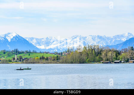 Début de printemps à la Riegsee en Haute-bavière, vue d'Alpes enneigées Banque D'Images