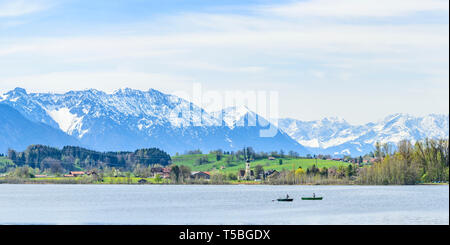 Début de printemps à la Riegsee en Haute-bavière, vue d'Alpes enneigées Banque D'Images