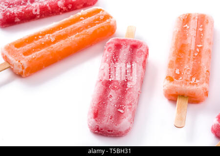 Sucettes glacées aux fraises et Orange isolé sur fond blanc. Close up Banque D'Images