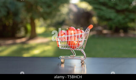 Un chariot plein de tomates. Banque D'Images