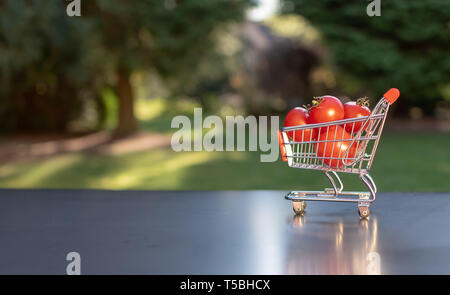 Un chariot plein de tomates. Banque D'Images