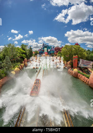 Dudley Do-Right's Ripsaw Falls log flume attraction dans les îles d'aventures, le parc Universal Studios, la Floride, Orlando, USA Banque D'Images