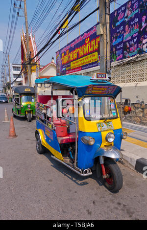 Tuk Tuk, en face de Wat Hua Hin et tour de l'horloge, Hua Hin, Thaïlande Banque D'Images