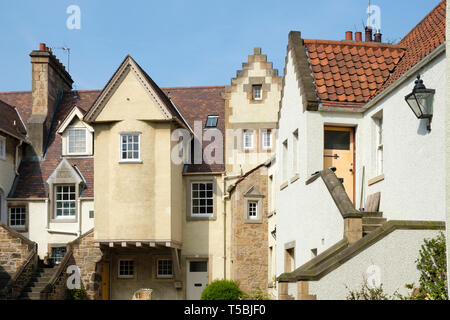Vue de jour de vieilles maisons à Cheval Blanc près de Canongate, vieille ville d'Édimbourg, Écosse, Royaume-Uni Banque D'Images
