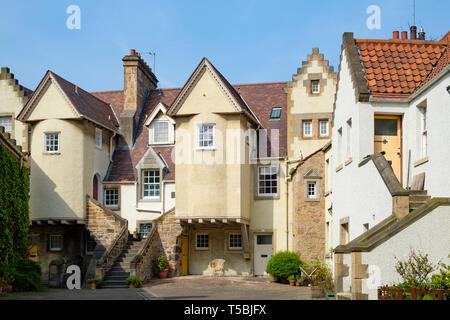 Vue de jour de vieilles maisons à Cheval Blanc près de Canongate, vieille ville d'Édimbourg, Écosse, Royaume-Uni Banque D'Images