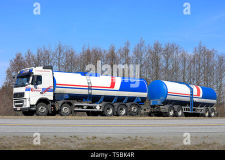 Forssa, Finlande - 6 Avril, 2019 : Volvo FH 540 camion-citerne d'AARNI Kuljetusliike Isotalo Oy en vitesse sur bretelle d'autoroute un jour de printemps. Banque D'Images