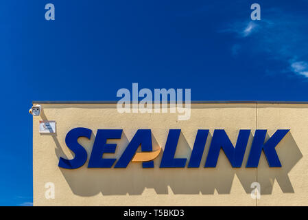 Cape Jervis, Australie du Sud - le 14 janvier 2019 : Fragment de terminal de ferry SeaLink avec logo sur un jour vue depuis le parking Banque D'Images