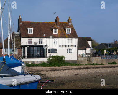 Couronne et Anchor Public House et restaurant Quai Ouest Marine Dell Sussex England UK sur une belle journée de printemps météo Avril Banque D'Images