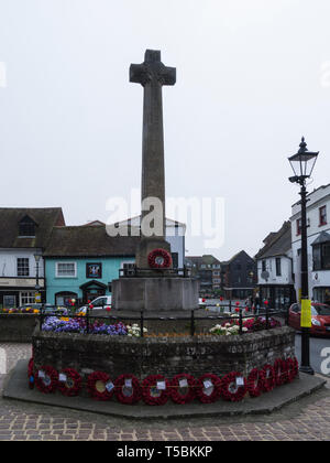 Arundel War Memorial dans rue principale de cette ville historique entourée par des couronnes de coquelicots West Sussex England UK Banque D'Images