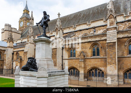 Statue de Oliver Cromwell devant les Chambres du Parlement, Londres, Angleterre Banque D'Images