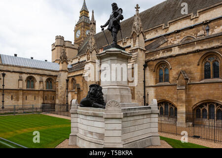 Statue de Oliver Cromwell devant les Chambres du Parlement, Londres, Angleterre Banque D'Images