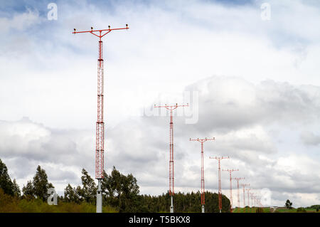 Phare d'atterrissage de l'aéroport tour contre ciel nuageux. L'équipement de sécurité de l'aéroport Banque D'Images